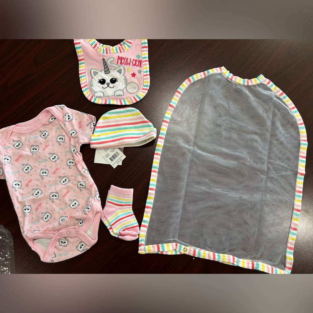QUILTEX - 5 Piece Layette Set - Picture 2 of 8